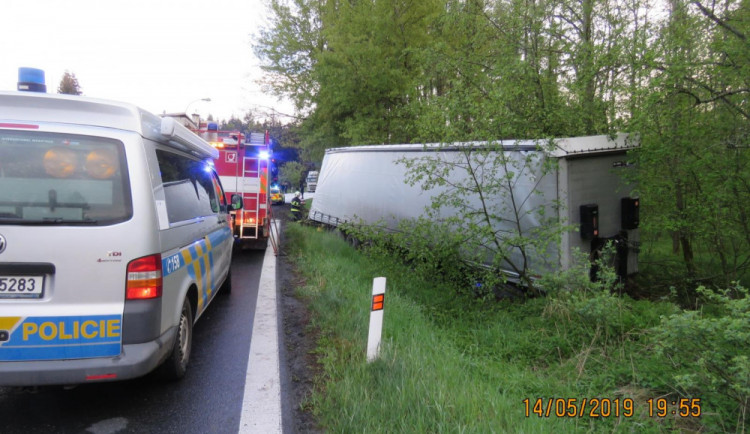 Řidič dostal na mokré vozovce s náklaďákem smyk a skončil v lese.