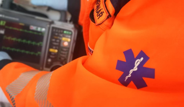 Opilého muže museli zpacifikovat strážníci, cestou na záchytku mlátil hlavou do sanitky