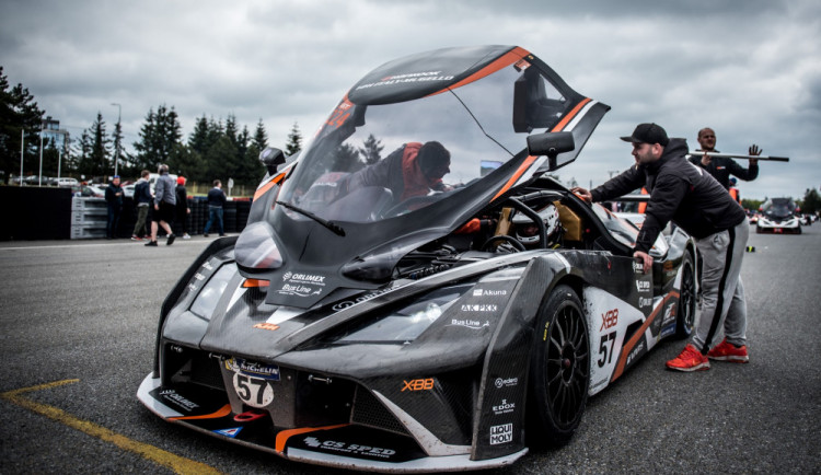 Masarykův okruh rozburácí sportovní auta. Do dvanáctihodinového závodu vyrazí Tomáš Enge i talentovaná jezdkyně