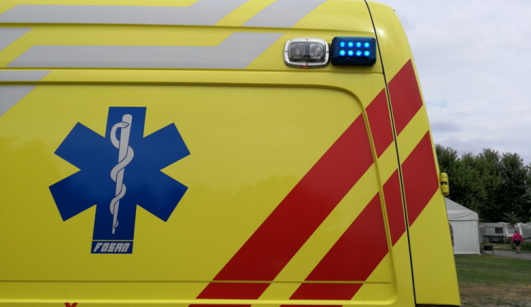 Řidič zaparkoval u krajnice, do jeho vozu narazilo jiné auto. Muž na místě zemřel