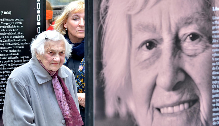 Dvacáté století očima žen přibližuje výstava.