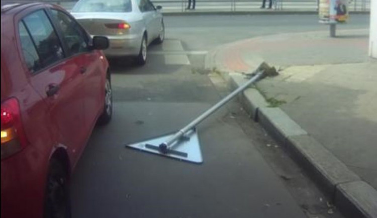 Muž schválně vyvrátil důležitou dopravní značku na Křenové
