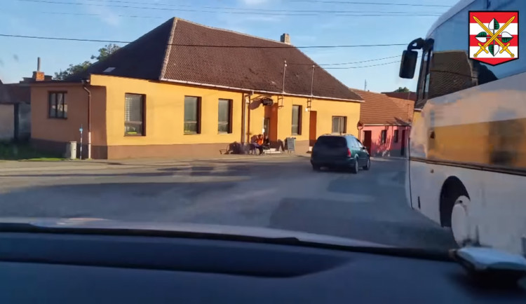 VIDEO: Řidič na Brněnsku zběsile ujížděl policistům, pak utekl z auta. Vevnitř zapomněl doklady
