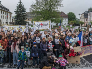 Na 800 protestujících proti Benešové se sešlo v Plzni