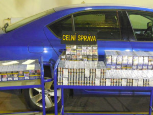 Celníci našli v rumunské dodávce na D5 tisíce pašovaných cigaret