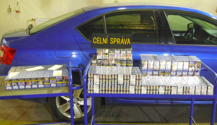 Plzeňští celníci objevili v rumunské dodávce přes 18 tisíc kusů pašovaných cigaret.