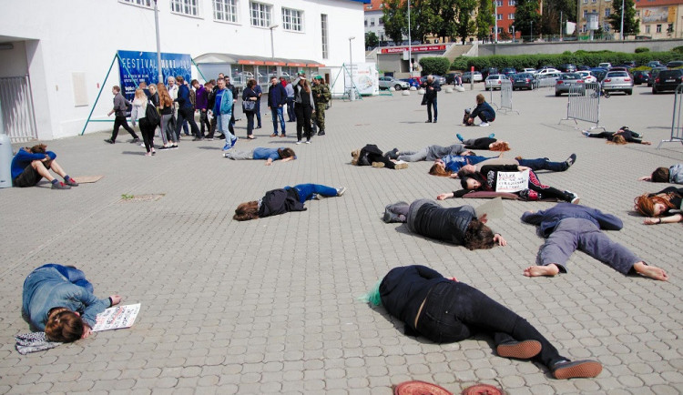 FOTO: Před výstavištěm ležely dnes ráno 'mrtvoly'. Aktivisté protestovali proti zbrojařskému veletrhu