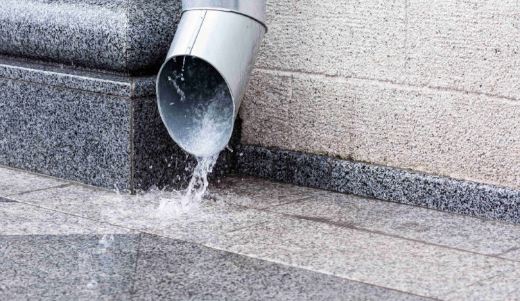 Brňané si mohou od soboty podávat žádosti o dotace na zelené střechy a využití dešťovky