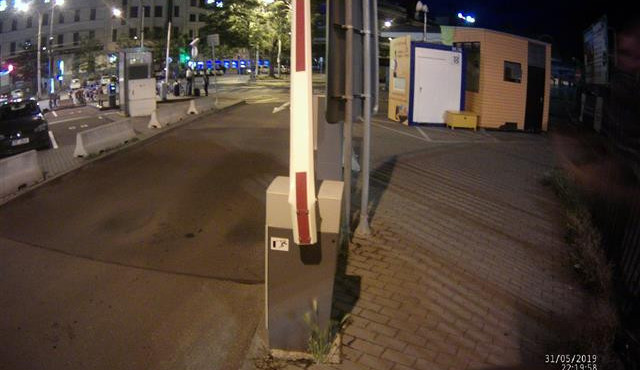 Dva opilí muži bez důvodu zlomili závoru na Benešově ulici v Brně, škoda se vyšplhala na 20 tisíc