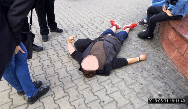 Namol opilý muž ležící na chodníku zaměstnal strážníky. Pobyt na záchytce ho neminul