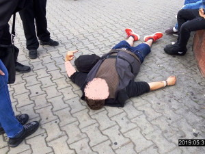 Namol opilý muž ležící na chodníku zaměstnal strážníky. Pobyt na záchytce ho neminul