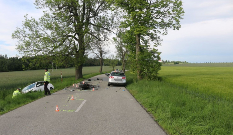 Motorkář předjížděl v otáčce autobus a čelně se srazil s Octavií, na místě zemřel. Policisté hledají svědky