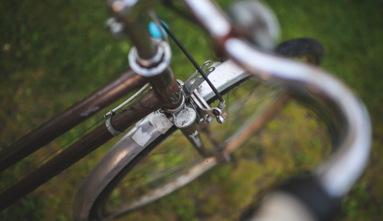 Sedl na kolo a kamarád mu za chvíli musel volat sanitku, cyklista nadýchal 3,5 promile