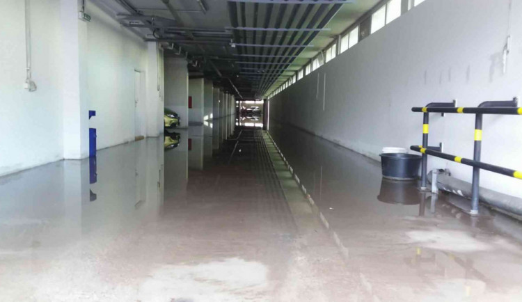 FOTO: Brno zalil v noci vydatný déšť, voda zatopila i podzemní garáže