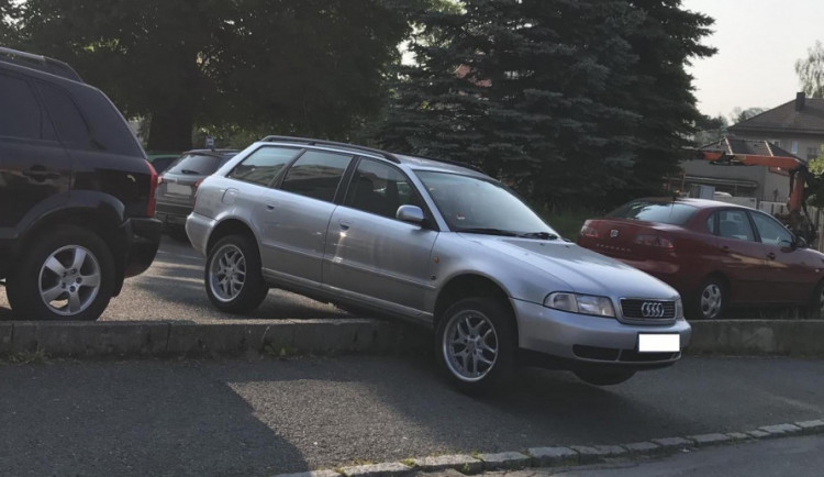 Opilý řidič pověsil své auto na obrubník. Po nehodě nadýchal více než tři promile.