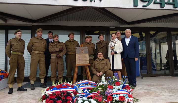 Plzeň odhalila v Normandii pamětní desku čsl. obrněné brigádě
