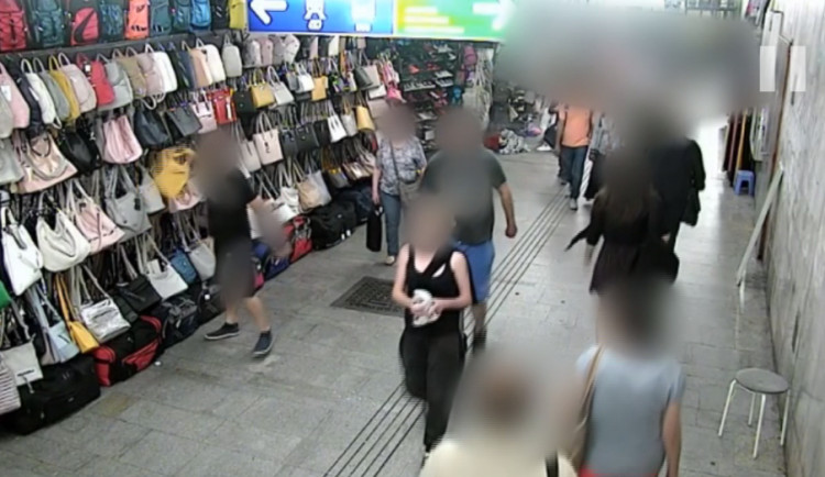 VIDEO: Zloděj ukradl kabelku a prodavačku vláčel po zemi. Zadrželi ho kolemjdoucí