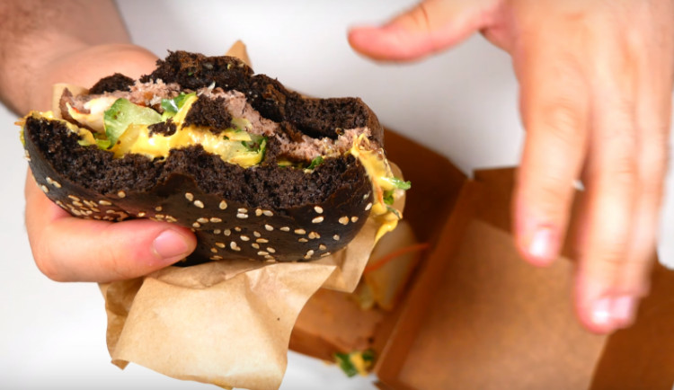 Snímek z recenze fastfoodu.