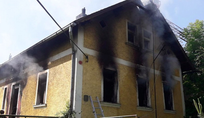 Na Domažlicku shořel rodinný dům, žena ho nejspíš zapálila úmyslně