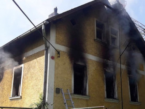 Na Domažlicku shořel rodinný dům, žena ho nejspíš zapálila úmyslně