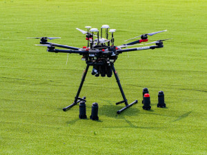 Senzory umístěné pomocí dronů pomohou při zásahu hasičům.