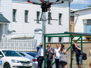 Senzory umístěné pomocí dronů pomohou při zásahu hasičům.