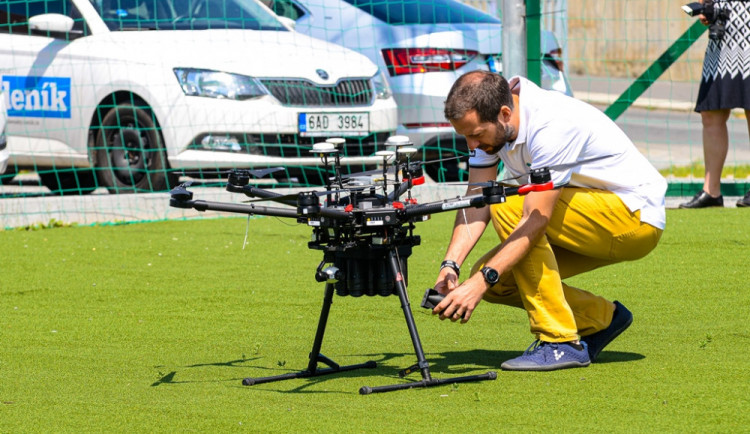 Senzory umístěné pomocí dronů pomohou při zásahu hasičům.