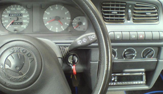 Policisté chytili opilého patnáctiletého chlapce, jak řídil Felicii plnou teenagerů