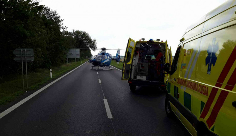 U Znojma se v neděli čelně srazila dvě auta. Jeden z řidičů na místě zemřel, tři lidé se těžce zranili