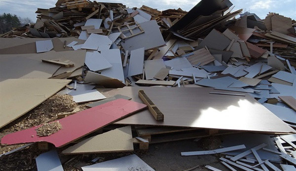 Výrobce pelet dostal pokutu 150 tisíc korun. Odpad skladoval na dvoře.