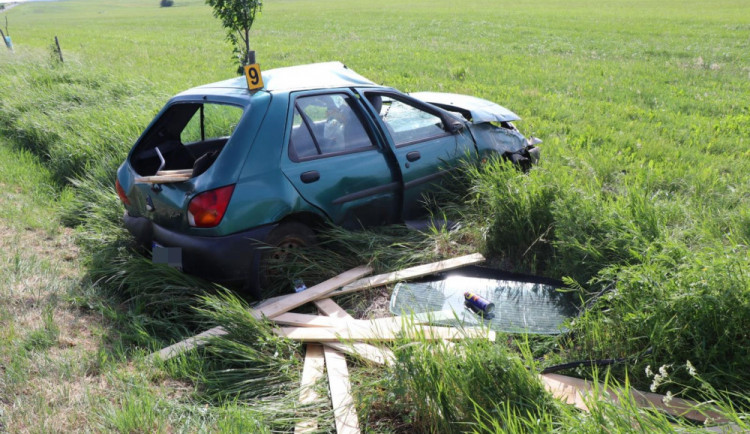 Řidiče při nehodě zranila nezajištěná prkna, která vezl. Od vraku auta odešel domů na panáka.