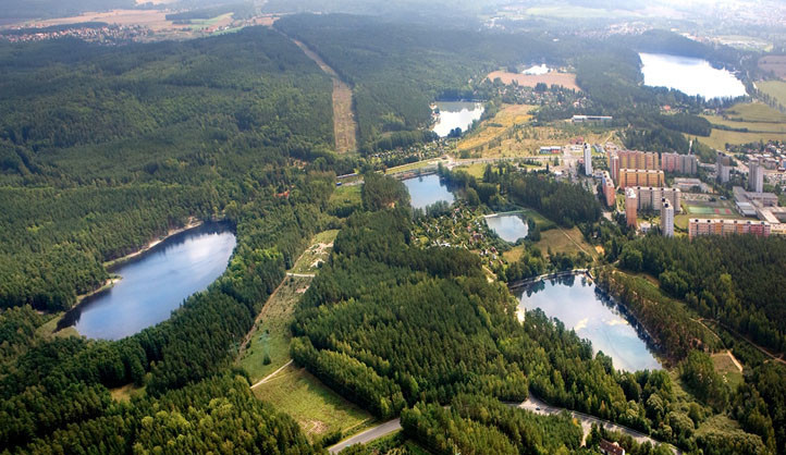 Voda v rybnících bolevecké soustavy splňuje nároky na koupání, je jí však méně.