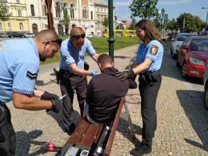 Silně opilý cizinec zaměstnal strážníky. Kvůli opilosti nezvládl ani mluvit