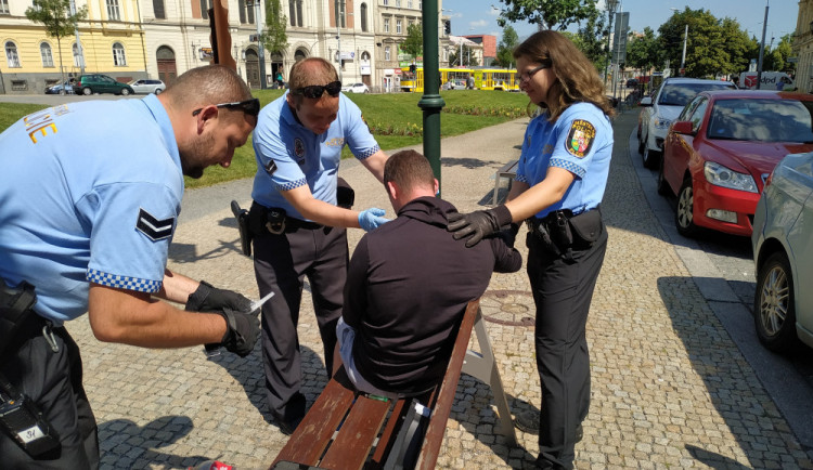 Silně opilý cizinec zaměstnal strážníky. Kvůli opilosti nezvládl ani mluvit.