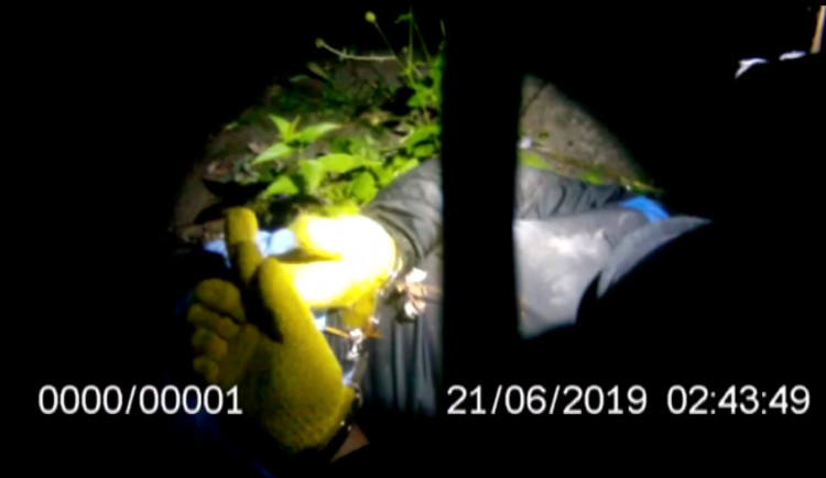 VIDEO: Brněnští strážníci chytili při činu zloděje, který zrovna vykrádal trafiku