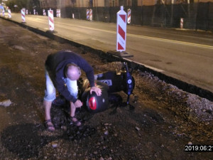 Opilý muž havaroval na skútru. Snažil se ho zvednout před hlídkou strážníků, tím upoutal jejich pozornost