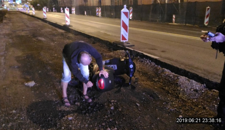 Opilý muž havaroval na skútru. Snažil se ho zvednout před hlídkou strážníků, tím upoutal pozornost.