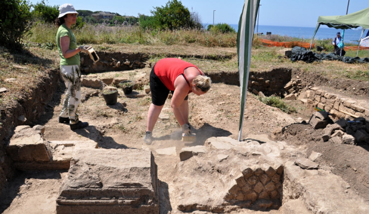 Plzeňští archeologové vykopali nedaleko Říma ruku sochy císaře.