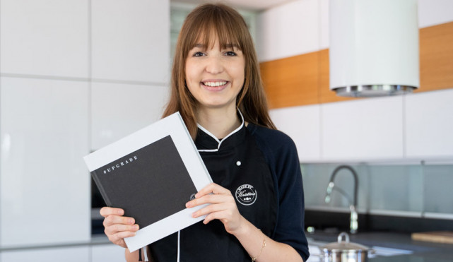 Kristína Nemčková s její novou kuchařkou.