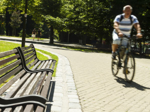 Opilý cyklista chtěl ujet strážníkům. Po pár sekundách naboural do lampy a zranil se