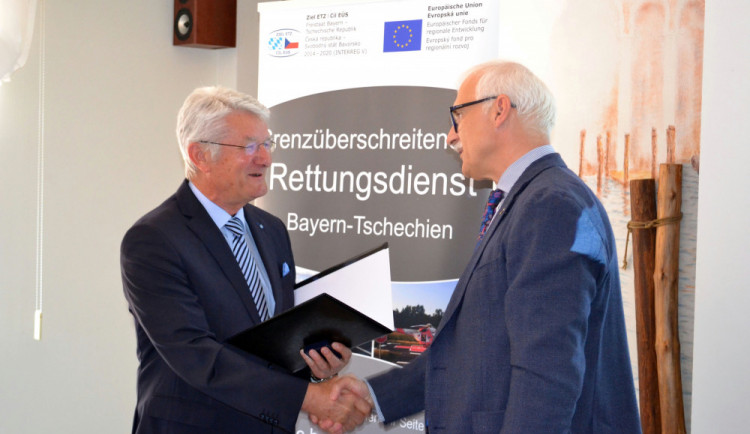 Lukáš Bolek (vpravo) převzal ocenění od prezidenta Bavorského červeného kříže Theo Zellnera.