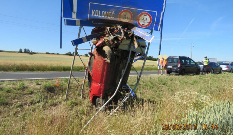 Děsivá nehoda na Domažlicku. Řidičku zastavila až značka u silnice.