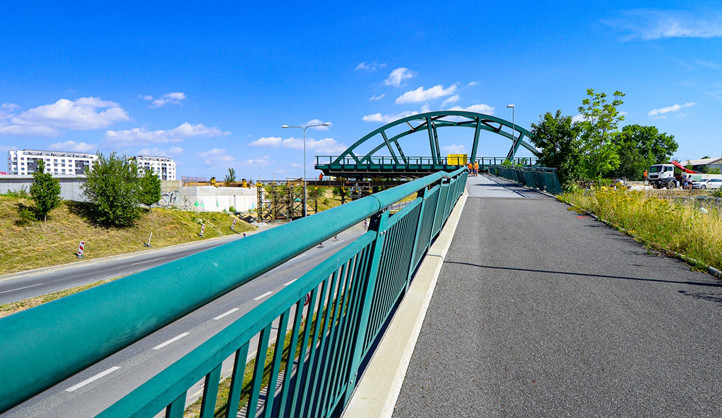 Stavbaři instalují 350tunový most na tramvajovou trať v Plzni.