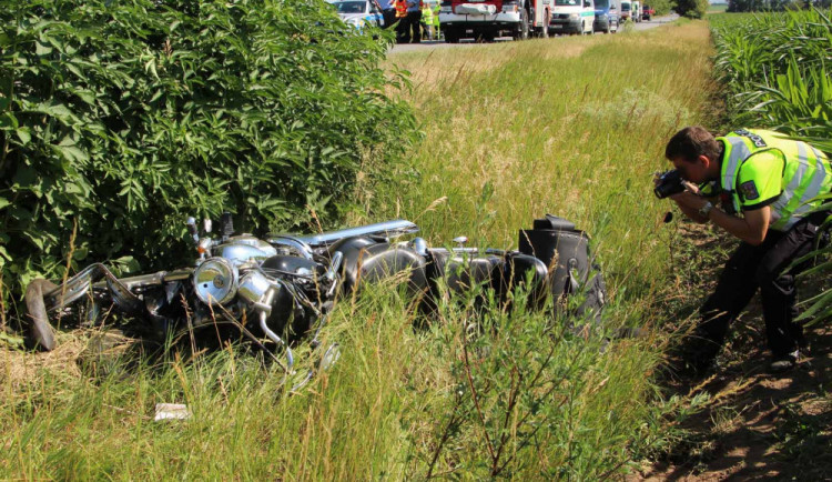 Motorkář vjel na Brněnsku do protisměru a srazil se s kamionem, zemřel po převozu do nemocnice