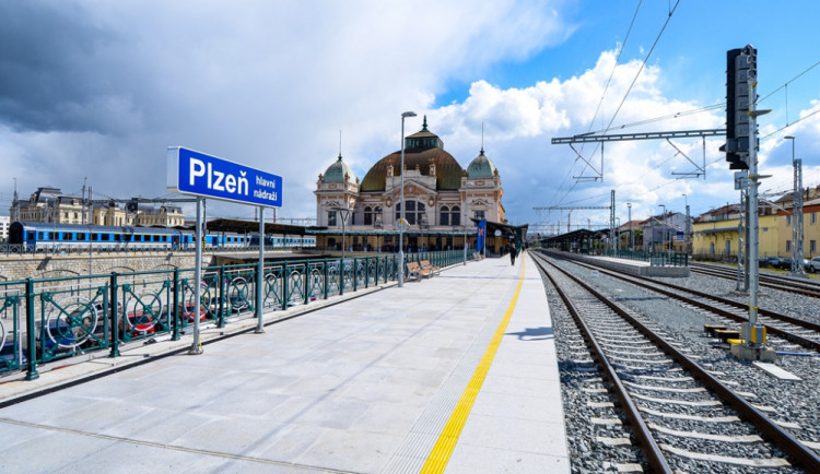 Na hlavním nádraží v Plzni je nový orientační systém.