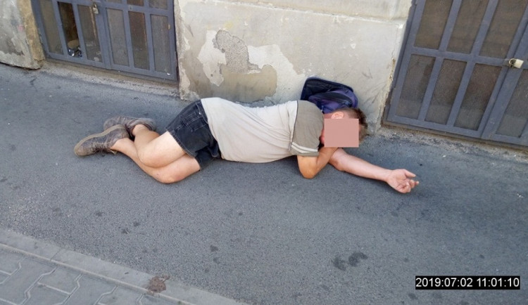 Opilec ležící na zemi.