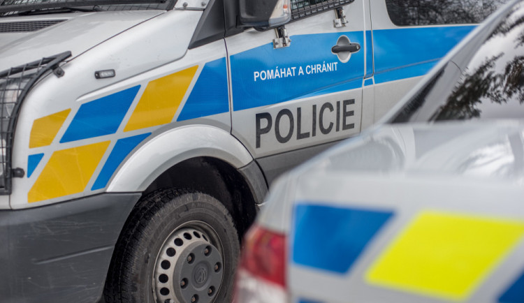 Řidič v Plzni najel do policisty, hrozí mu až šest let vězení