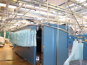 Fakultní nemocnice Plzeň pořídila výkonnou linku na sušení a skládání prádla