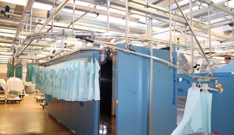 Fakultní nemocnice Plzeň pořídila výkonnou linku na sušení a skládání prádla.