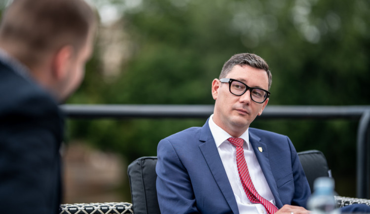 Milion chvilek považuji za parodii na Občanské fórum, říká mluvčí Jiří Ovčáček. Kandidaturu na prezidenta nevylučuje.